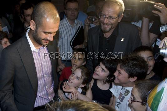 Pep Guardiola rebut pels nombrosos habitans de Santpedor que esperaven l'arribada del tcnic. Fotos: lex Caparrs (FC Barcelona)