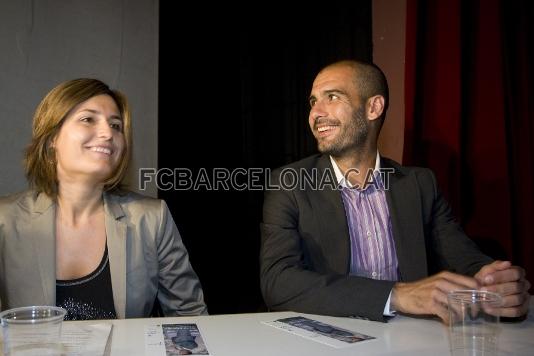 L'entrenador del Bara al costat de l'alcaldessa de Santpedor, Laura Vilagr. Fotos: lex Caparrs (FC Barcelona)