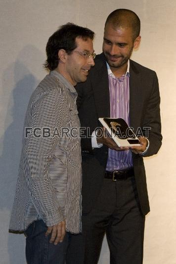 El regidor de Santpedor, Agust Coma, le hace entrega del premio al mejor deportista de la temporada pasada. Fotos: lex Caparrs (FC Barcelona)