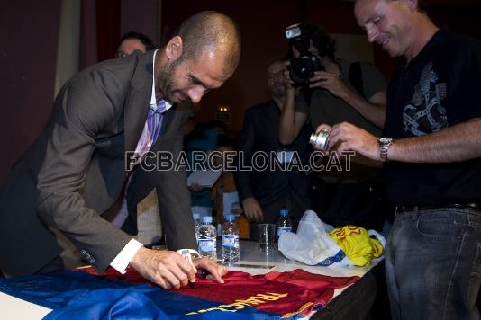 Guardiola signant una samarreta del Bara. Fotos: lex Caparrs (FC Barcelona)
