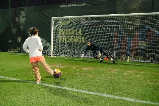 Los nios tuvieron la oportunidad de chutar des del punto de penalti. Fotos: Miguel Ruiz (FCB)