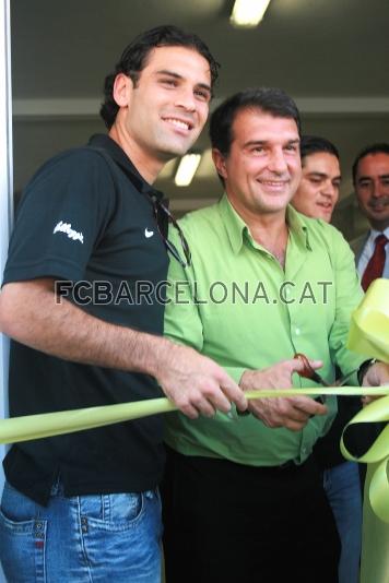 El presidente Joan Laporta y el jugador Rafa Mrquez inaugurando el centro XICS de Mxico.