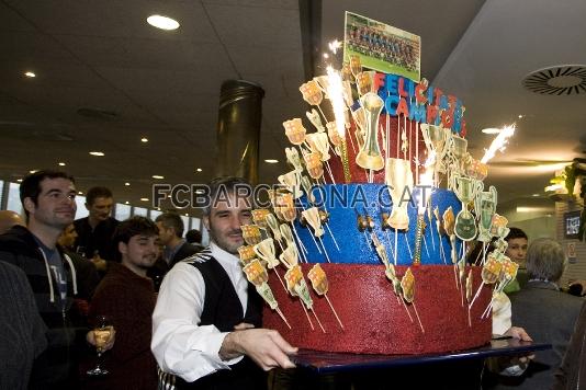 Al finalizar ha habido un pastel decorado con las 6 copas que ha ganado este ao el equipo de ftbol. Fotos: lex Caparrs (FCB)