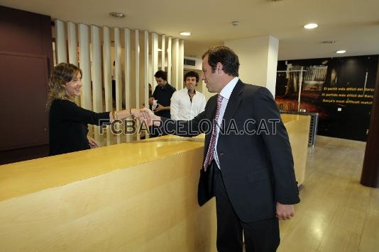 Sandro Rosell saluda a los empleados al llegar a las oficinas del club. Fotos: lex Caparrs / Miguel Ruiz (FCB)