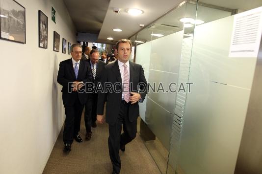 Sandro Rosell i la Junta Directiva, entrant a les oficines del FC Barcelona. Fotos: lex Caparrs / Miguel Ruiz (FCB)