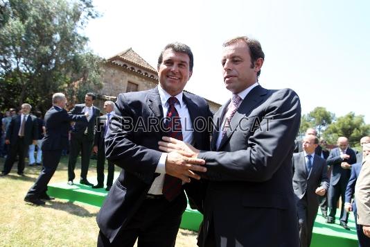 Salutacin entre Joan Laporta, presidente saliente, y Sandro Rosell, presidente entrante. Fotos: lex Caparrs / Miguel Ruiz (FCB)