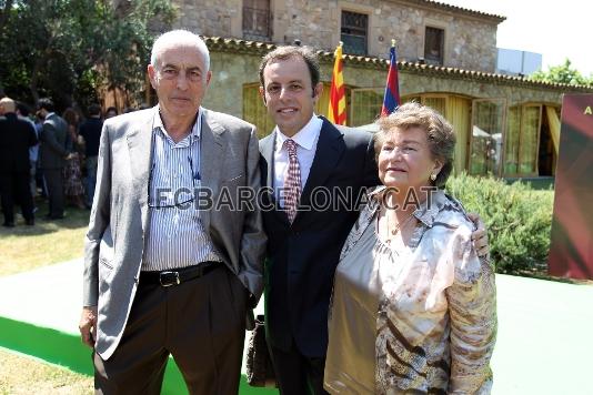 El president Sandro Rosell, acompanyat pels seus pares. Fotos: lex Caparrs / Miguel Ruiz (FCB)