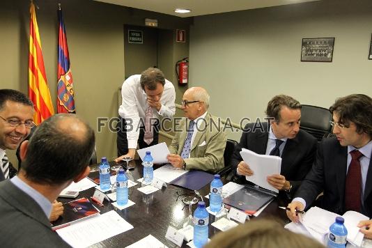 Sandro Rosell, amb els seus companys de Junta. Fotos: lex Caparrs / Miguel Ruiz (FCB)