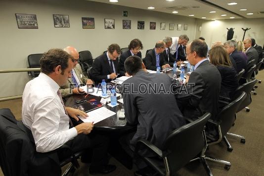 Els integrants de la Junta, prenent les primeres decisions. Fotos: lex Caparrs / Miguel Ruiz (FCB)