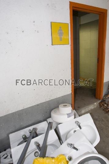 Renovació dels lavabos per a senyores del Camp Nou (25/8/2010).