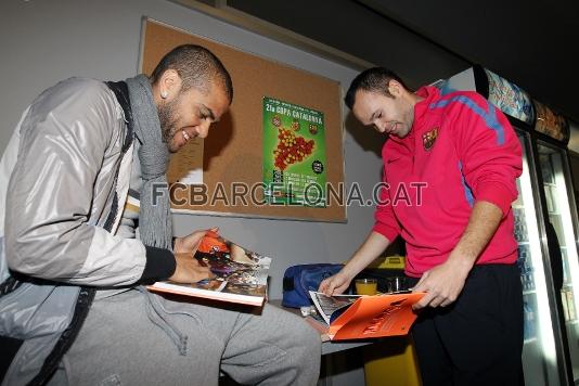 Dani Alves y Andrs Iniesta. Foto: Miguel Ruiz-FCB