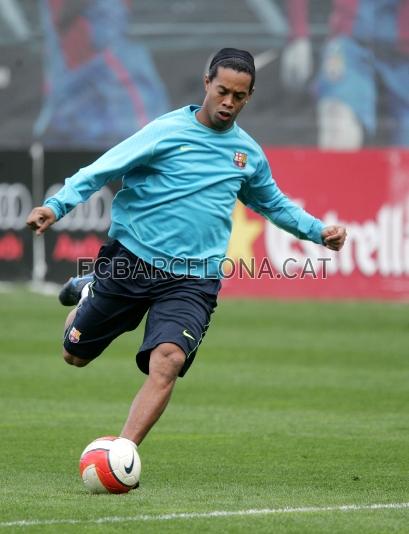 Ronaldinho, a punto de lanzar a puerta.