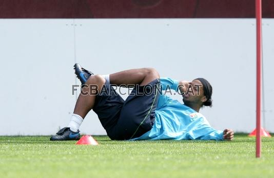 Ronaldinho, haciendo abdominales, se ha ejercitado al margen.