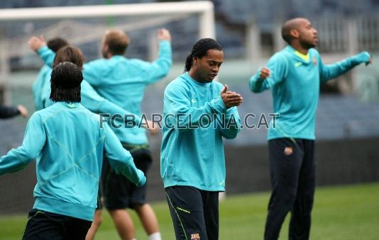 Giovani (de espaldas), Ronaldinho y Henry se ejercitan.