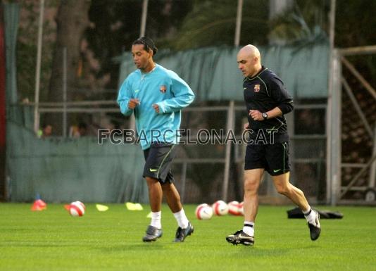 Ronaldinho, con un recuperador del primer equipo, en el campo de La Masia.