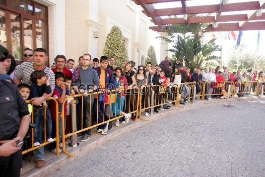 Centenares de aficionados del Bara han hecho cola en el hotel de concentracin para tener un autgrafo.