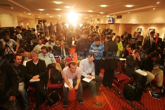 Gran expectacin entre los medios para seguir la rueda de prensa de Rijkaard y Zambrotta.