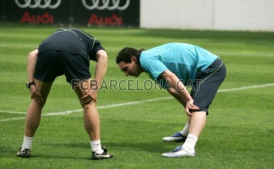 Leo Messi estirando.