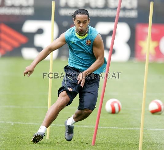 Ronaldinho, en una carrera de obstculos.