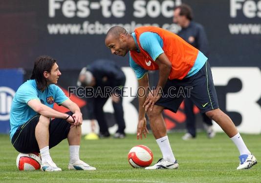 Henry hablando con Messi.