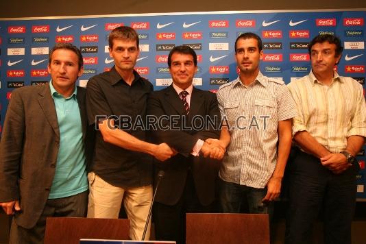 El verano de 2007, Guardiola fichaba como tcnico del Bara B. En la foto, Txiki Begiristain, Tito Vilanova, Laporta, Guardiola y Alexanko.