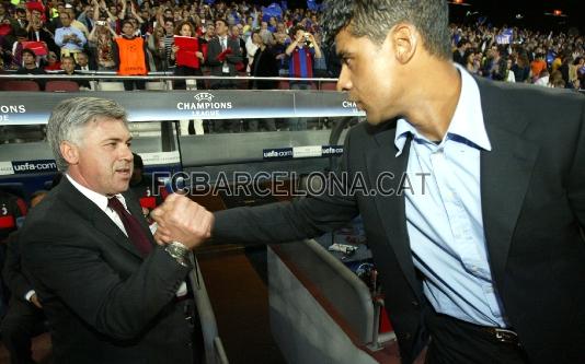 Apretn de manos con Ancelotti antes del Bara-Milan de la temporada 2004/05.