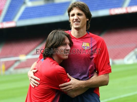 Abrazo con Messi durante uno de los entrenamientos de la temporada 2006/07.