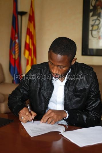 El jugador del Mali firmando el contrato.