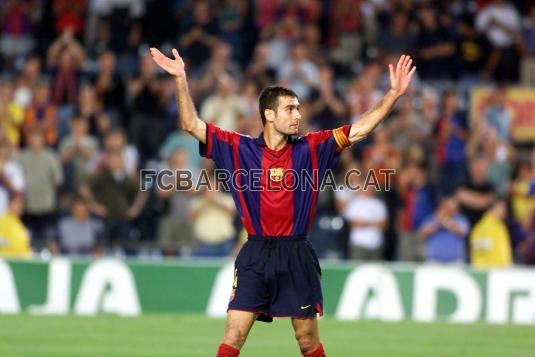 Guardiola se despide del pblico del Camp Nou en su ltimo partido como azulgrana, en el 2001, ante el Celta.