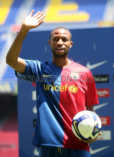 Ha sido el primer jugador en ponerse la nueva camiseta del FC Barcelona de la temporada 2008/09.
