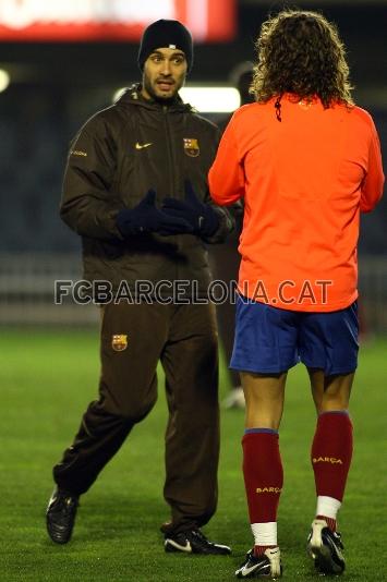 Guardiola y Puyol conversan durante la sesin preparatoria.