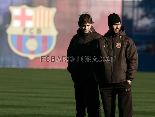 Josep Guardiola y Tito Vilanova observando al equipo.