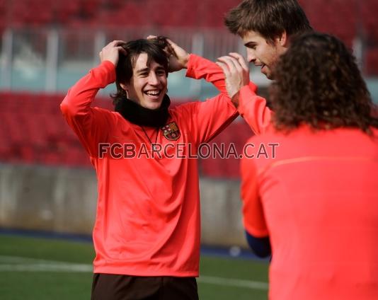 Bojan somriu juntament amb Piqué i Puyol en un instant de l'entrenament.