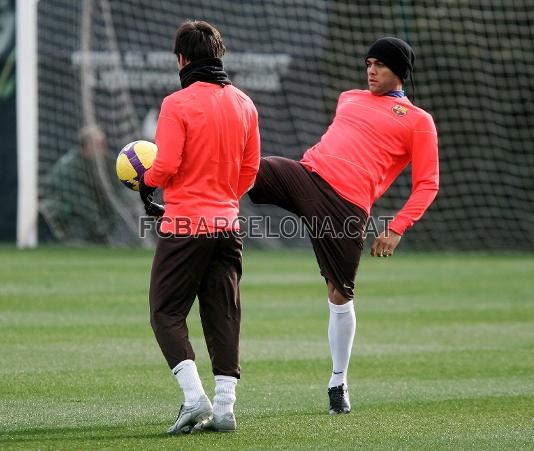 Alves y Messi, en un instante de la sesin preparatoria.