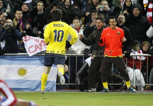 Messi ha celebrat el seu tercer gol amb Pedro, que escalfava a la banda.