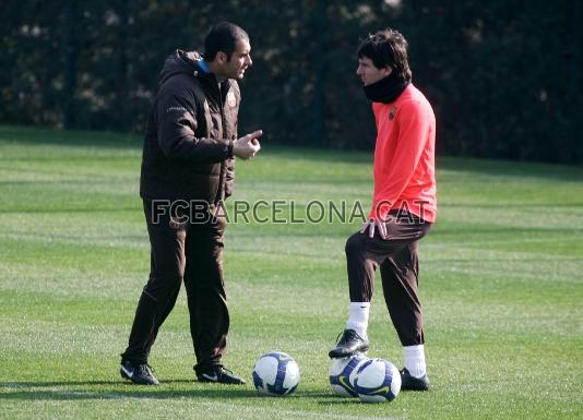 Guardiola i Messi conversen en un instant de l'entrenament del primer equip a la Ciutat Esportiva d'aquest dijous.