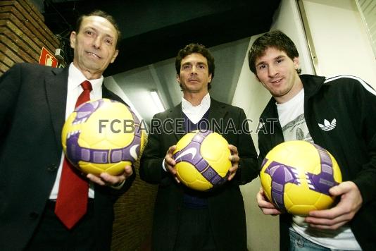 Quini, Amor y Messi, con el mejor amigo de un futbolista, el baln.