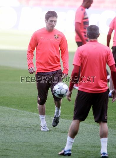 Messi i Sylvinho fent tocs.