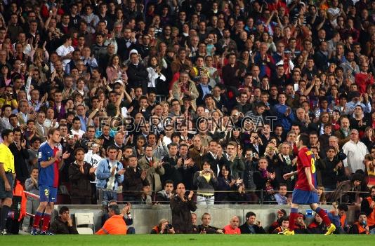 Iniesta ovacionat pel pblic del Camp Nou en el moment de ser substitut.