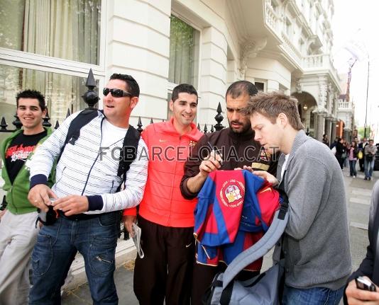 Josep Guardiola con los aficionados que estaban fuera del hotel de concentracin.