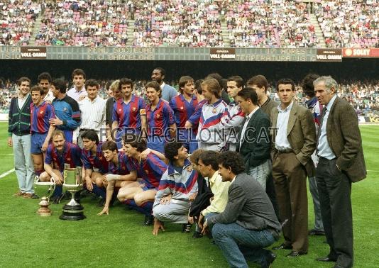 El Bara luce, en el Camp Nou, la Copa del Rey ganada contra la Real Sociedad la temporada 1987/88.