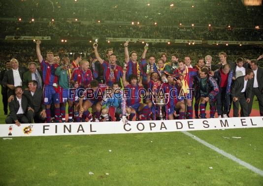 El equipo dirigido por Sir Bobby Robson celebra, en el Santiago Bernabeu, la Copa de la temporada 1996/97.