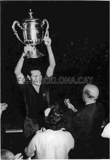 Joan Segarra levanta el trofeo, bajo la atenta mirada de Francisco Franco y Carmen Polo, el ao 1963.