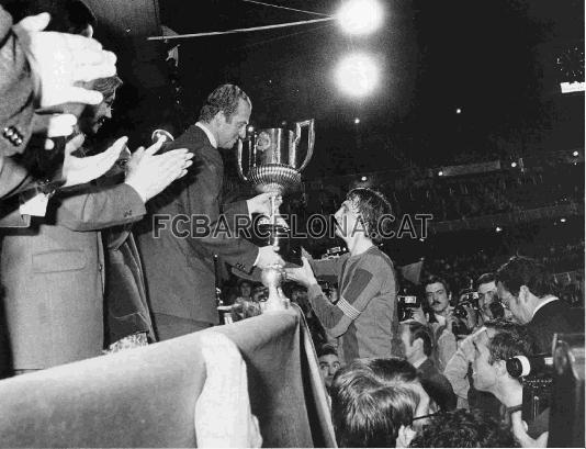 El Rey Juan Carlos I entrega la Copa del Rey a Johan Cruyff. Era 1978.