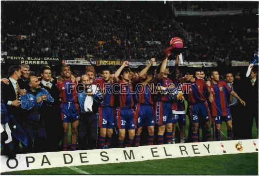 La plantilla celebra la Copa aconseguida el 1998, desprs d'una tanda de penals contra el Mallorca.