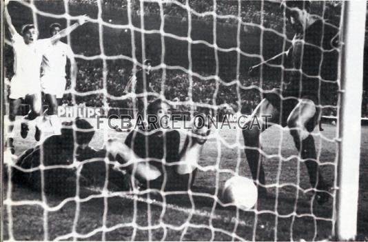 1971: Momento en el que Zabalza hace el tercer gol al Valencia, en una final que concluira con un 4-3 favorable al Bara.