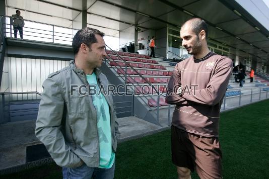 Guardiola, amb un excompany, Sergi Barjuan, durant una sessi d'entrenament.