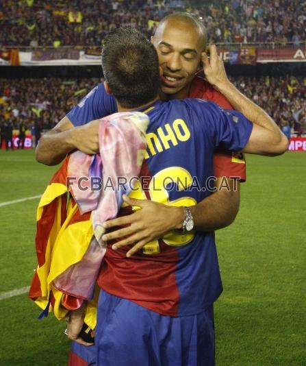 Abrazo entre Henry y Sylvinho después de ganar la Copa del Rey en Mestalla.