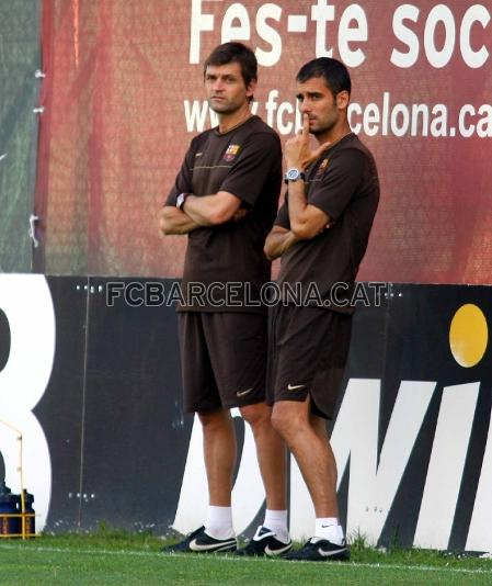 Josep Guardiola y Tito Vilanova, observando el entrenamiento.