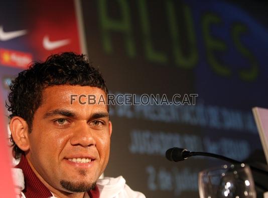 Alves, content durant la presentaci.